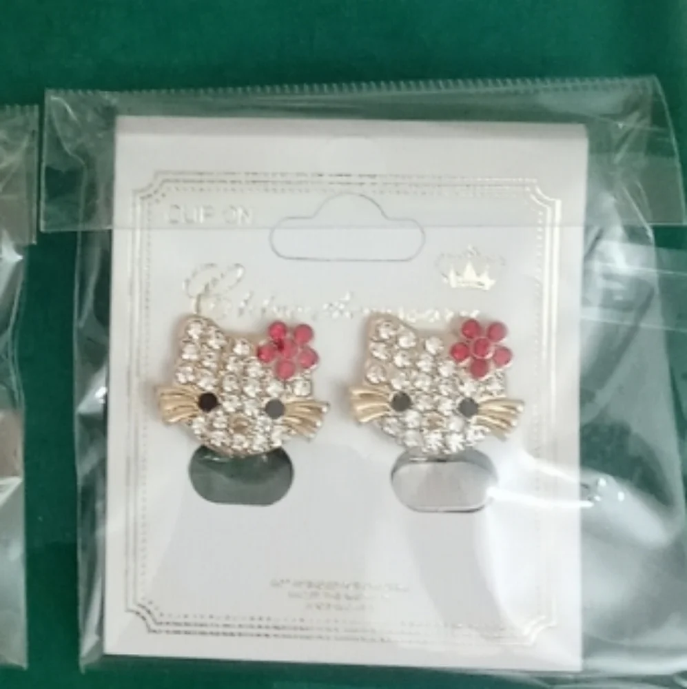 HELLO KITTY Sanrio cat fashion kitty kat hello earrings**CLIP ON** 1 pair